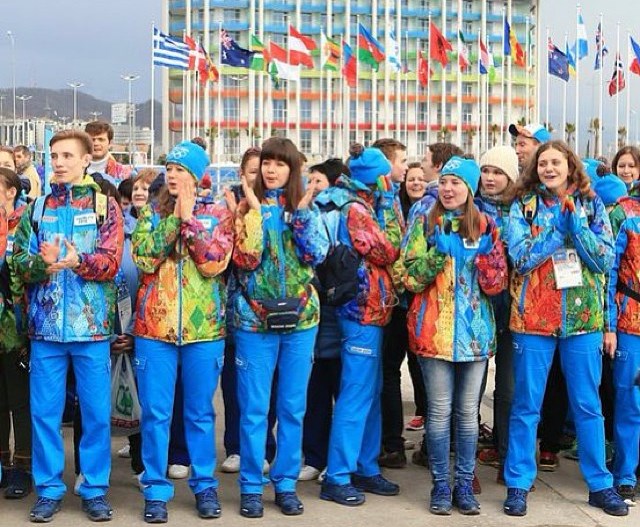 Волонтер 15 лет. Волонтеры Сочи 2014. Форма волонтеров. Волонтеры на Олимпиаде в Сочи 2014.